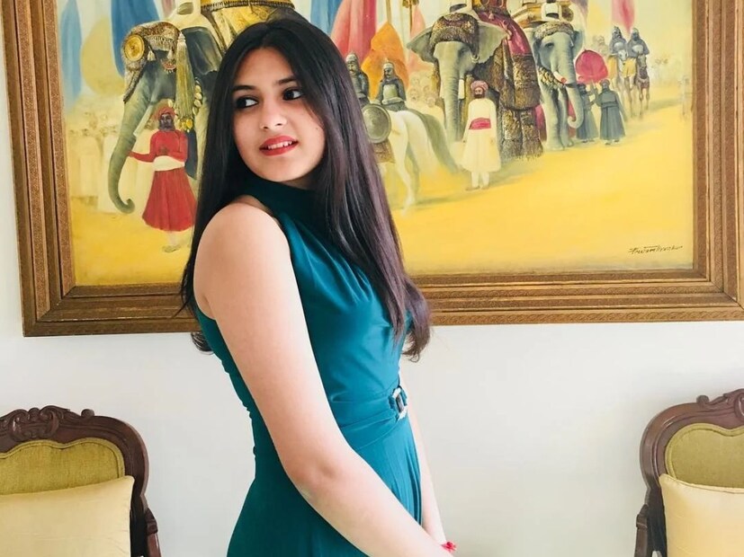 डर्माटोमायोसिटिसची लक्षणे : डर्माटोमायोसिटिसची लक्षणे एकतर खूप उशीरा दिसतात किंवा अचानक दिसू शकतात. सहसा त्याचे पहिले लक्षण त्वचेतील बदलांपासून सुरू होते. त्वचा प्रथम व्हायलेट किंवा डस्की रंगात बदलू लागते. त्यामुळे त्वचेवर रॅशेस दिसू लागतात. हे पुरळ सहसा चेहऱ्यावर आणि डोळ्याभोवती दिसतात. रॅशेसमुळे खाज आणि वेदना होतात.