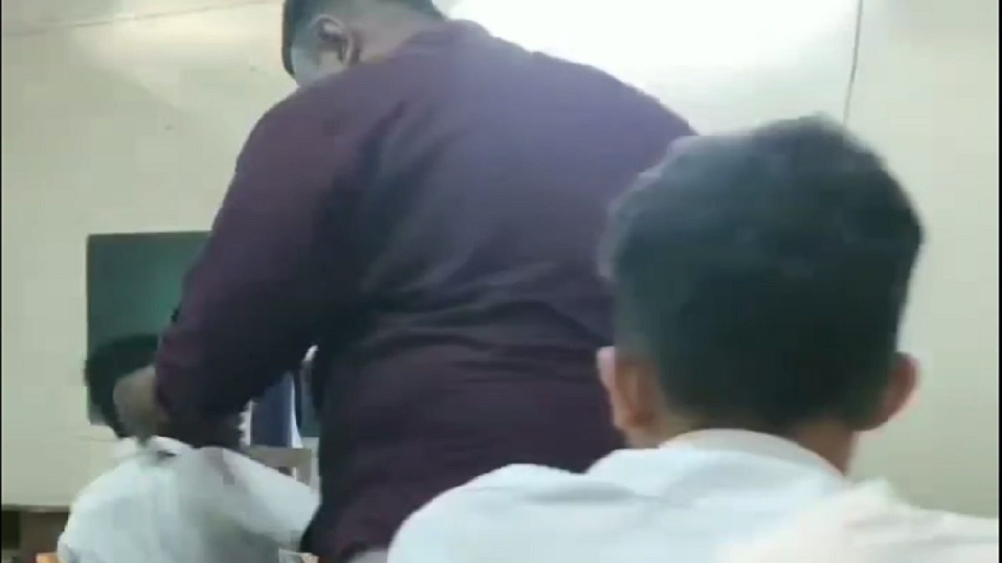 विद्येच्या मंदिरात हे चाललंय काय? शाळेत शिक्षकाचं विद्यार्थ्यासोबत अमानुष कृत्य; Shocking Video Viral