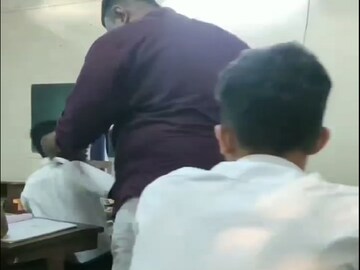 शिक्षकाची विद्यार्थ्याला मारहाण शिक्षकाची विद्यार्थ्याला मारहाण