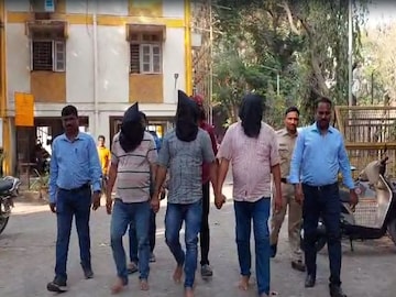 पुजाऱ्याला लुटणारे चोर पुजाऱ्याला लुटणारे चोर