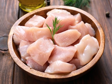 खरेदी करताना 'या' गोष्टी नक्की तपासा; मिळेल फ्रेश आणि चांगले चिकन खरेदी करताना 'या' गोष्टी नक्की तपासा; मिळेल फ्रेश आणि चांगले चिकन