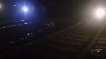 एका अफवेने प्रवाशांनी ट्रेनमधून धडाधड मारल्या उड्या, अनेकांचा मृत्यू, Photo