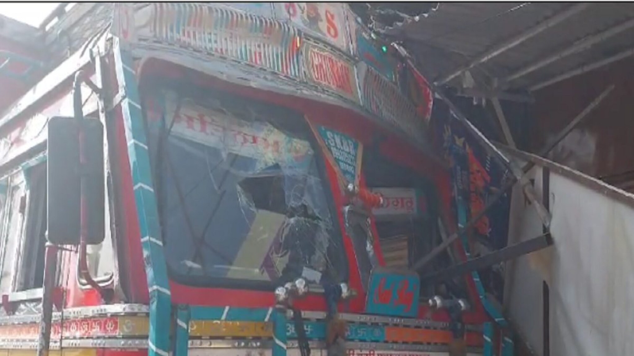 उदगीरीत लोखंडी खांबाला धडकून ट्रक थेट हॉटेलमध्ये घुसला; थरार घटनेचा CCTV व्हिडिओ