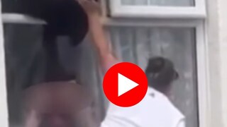 महिला स्वतःच्याच घरात खिडकीतून घुसते महिला स्वतःच्याच घरात खिडकीतून घुसते