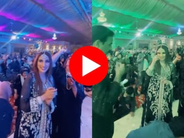 लग्नामध्ये पैशांऐवजी उडवलं सोनं  लग्नामध्ये पैशांऐवजी उडवलं सोनं