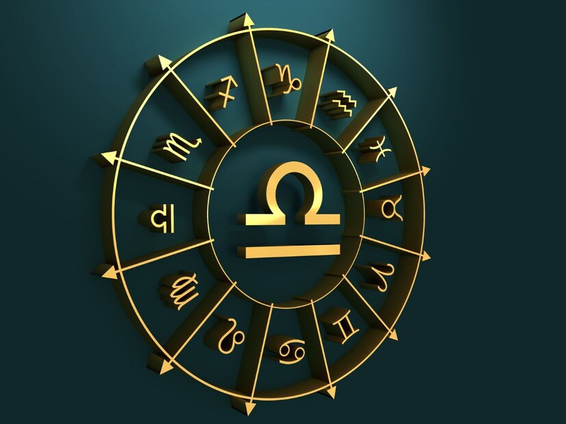 तूळ (Libra) -तुमची लव्ह लाइफ हे चांगल्या आणि वाईट भावनांचं मिश्रण असू शकेल. नवीन प्रेमाची संधी असताना, संभाव्य विवादांपासून सावध रहा. स्वतःशी आणि तुमच्या जोडीदाराशी प्रामाणिक रहा. करिअरमध्ये संयम आणि दृढता ठेवावी लागेल. तुमच्या मार्गात आव्हानं असू शकतात, परंतु तुमच्या उद्दिष्टांसाठी वचनबद्ध राहा आणि तुमच्या क्षमतेवर विश्वास ठेवा. शेवटी तुमच्या सगळ्या प्रयत्नांना फळ मिळेल. आर्थिक नियोजन करा आणि भविष्यासाठी बचत करा. व्यायाम, विश्रांती आणि आत्मनिरीक्षणासाठी वेळ काढा. तणाव किंवा चिंता जाणवत असेल, तर सावध राहा व लगेचच त्यावर उपाय शोधा. प्रवासाचा विचार करा किंवा नवीन प्रवासाची सुरुवात करा.
LUCKY Sign – A Milestone
LUCKY Color - Beige
LUCKY Number – 10