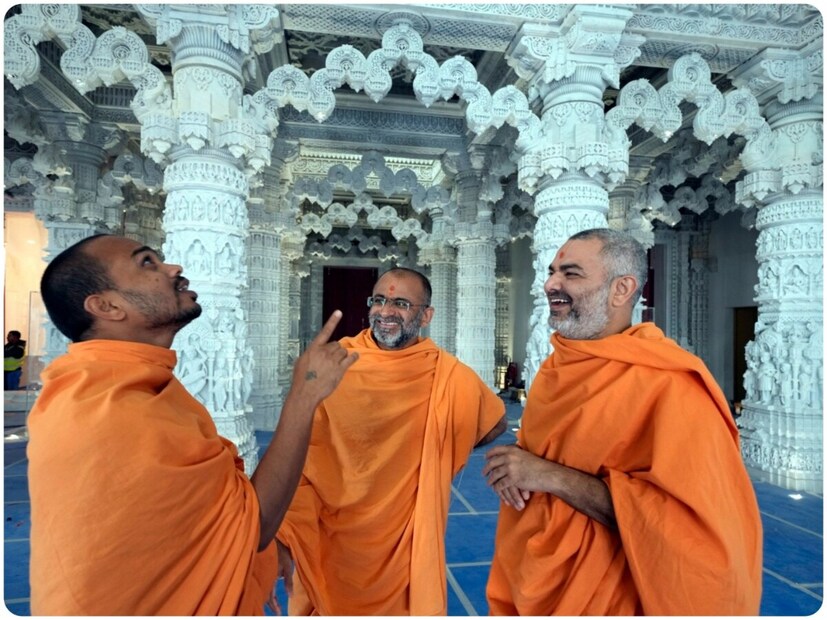 मंदिर भव्य व्हावं यासाठी राजस्थानमध्ये दगडांवर कोरीव काम करण्यात आलं.जयपूरच्या गुलाबी वाळूच्या दगडाचा वापर मंदिराच्या उभारणीकरिता केला गेला आहे. अयोध्येतील श्रीराम मंदिर याच दगडाचा वापर करून बांधले गेले आहे.या संगमरवरी मंदिरातील प्रत्येक खांबावर श्री हनुमान, श्रीराम, सीतामाता, श्री गणेश यांच्या मूर्ती कोरलेल्या आहेत. मंदिराच्या बाहेरील बाजूला असलेल्या खांबांवर सीता स्वयंवर, श्रीराम वनगमन, श्रीकृष्ण लीलांचा समावेश आहे.