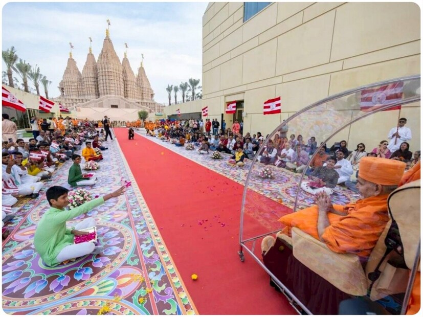 अबुधाबीत बांधलेले हे हिंदू मंदिर काशी विश्वनाथ कॉरिडॉरपेक्षा मोठं आहे. मंदिराच्या मधोमध स्वामीनारायण यांच्या मूर्तीची प्राणप्रतिष्ठा करण्यात आली आहे. भारत आणि यूएईच्या संस्कृतींचा मिलाफ दाखवण्यासाठी मंदिरात सात मिनार देखील आहेत. मंदिरात तापमान मोजण्याकरिता आणि भूकंपाच्या हालचालींकडे लक्ष ठेवण्यासाठी 300 हून जास्त हायटेक सेन्सर बसवण्यात आले आहेत.