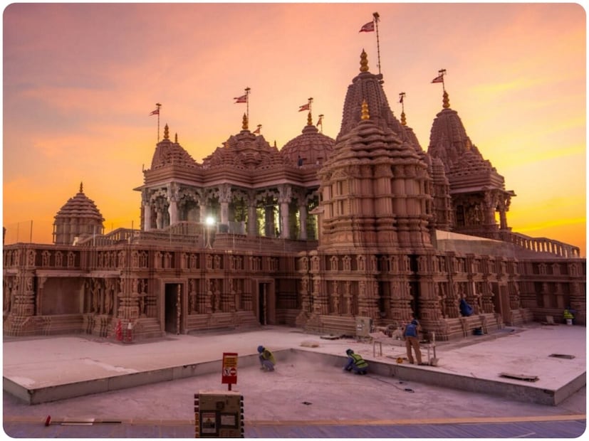 बीएपीएस मंदिराच्या बांधकामात कोणत्या धातूचा वापर करण्यात आलेला नाही. पायाभरणीसाठी फ्लाय अॅशचा वापर केला गेला आहे. मंदिराच्या दोन्ही बाजूंनी गंगा आणि यमुनेचं पवित्र पाणी वाहत आहे. हे पाणी भारतातून एका मोठ्या कंटेनर्सद्वारे येथे आणले गेले आहे. हे मंदिर खूप भव्य आणि विशाल आहे. यात दिल्लीतील अक्षरधाम मंदिराची झलक पाहायला मिळते.
