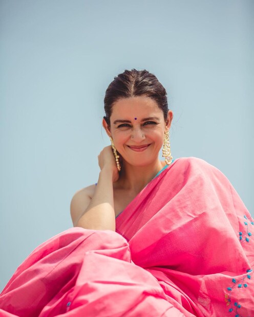 अभिनयविश्वात काम करण्यासाठी एकता कौलने नोकरी सोडली आणि 2012 मध्ये 'रब से सोना इसक' या मालिकेतून पदार्पण केलं. या मालिकेतून तिला ओळख मिळाली, पण वर्षभरातच ही लोकप्रिय मालिका बंद झाली. 'रब से सोना इश्क' बंद होताच एकता 'झलक दिखला जा' या सेलिब्रिटी डान्स शोच्या सहाव्या सीझनचा भाग बनली.