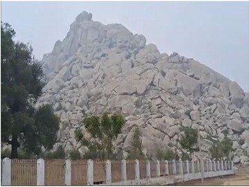 कावळा बसताच हलू लागला डोंगर; पण एकही खडक कोसळला नाही; शास्त्रज्ञही आश्चर्यचकीत