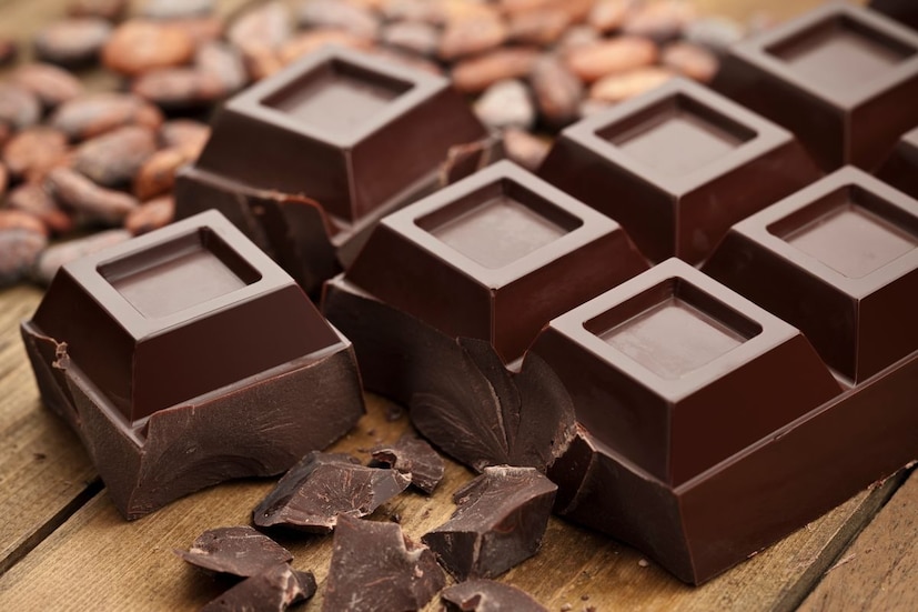 हृदयरोगांमध्ये सुधार : डार्क चॉकलेट हृदयाच्या आरोग्यासाठी फायदेशीर ठरते. यामुळे वाढलेले ब्लड प्रेशर नियंत्रित ठेवण्यास आणि रक्ताच्या गुठळ्या तयार होण्यापासून रोखले जाते. पुरुषांच्या लैंगिक आरोग्यासाठी हृदयाचे आरोग्य चांगले राहणे देखील महत्त्वाचे आहे.