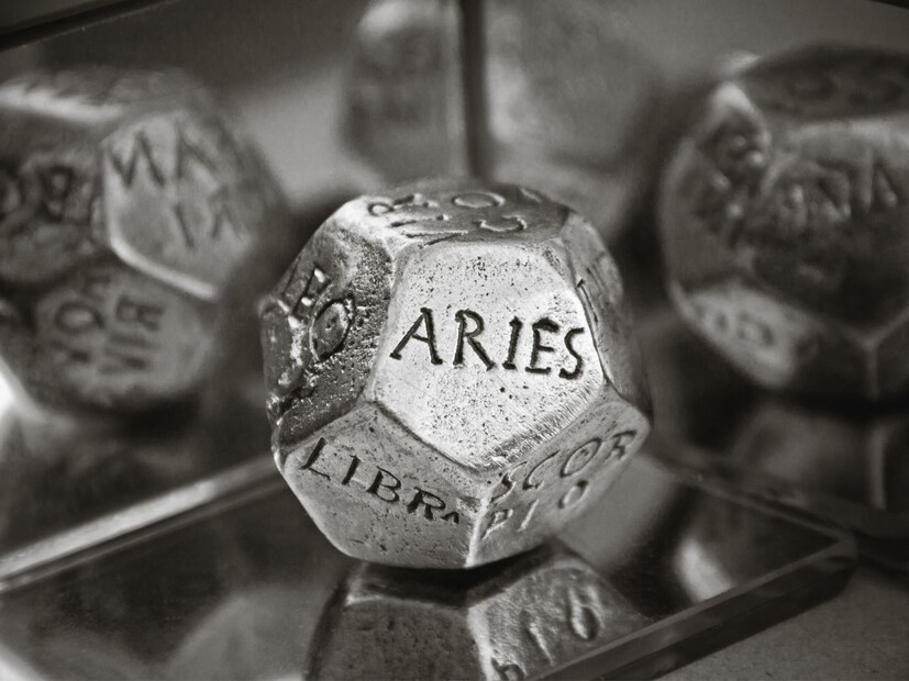 मेष (Aries) -तुम्ही नवीन नातेसंबंध जोपासण्याचा किंवा सध्याचं नातं मजबूत करण्याचा प्रयत्न कराल. यातून वाढ, प्रजनन आणि पोषण ऊर्जा दिसते. यातून असं सूचित होतं की, प्रियजनांशी तुमचे भावनिक बंध अधिक दृढ होण्याची शक्यता आहे. याशिवाय, संपत्ती आणि सुबत्ता देखील यातून सूचित होते. तुम्ही तुमच्या करिअरमध्ये आर्थिक यश अनुभवत आहात. ही उर्जा तुम्हाला तुमच्या खर्च करण्याच्या सवयींवर लक्ष ठेवण्यास आणि योग्य गुंतवणूक करण्यास प्रोत्साहित करते. तुम्हाला तुमच्या जीवनात संतुलन शोधण्याची गरज भासू शकते. म्हणजेच पूरक अशी दिनचर्या स्वीकारावी लागेल.
LUCKY Sign- Rosary Bead
LUCKY Color - Pink
LUCKY Number - 66