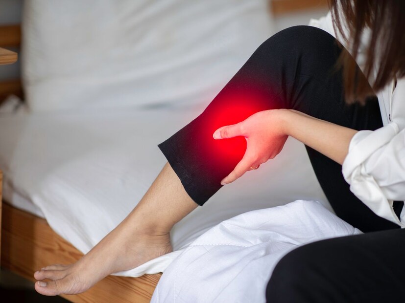 पाय दुखणे : शरीरातील थायरॉईड संप्रेरकांची पातळी वाढल्यामुळे रुग्णांना पाय आणि तळवे देखील दुखू लागतात. मुख्यतः चालताना किंवा बराच वेळ उभे राहिल्यास तळपायामध्ये खूप वेदना आणि जळजळ जाणवते. 