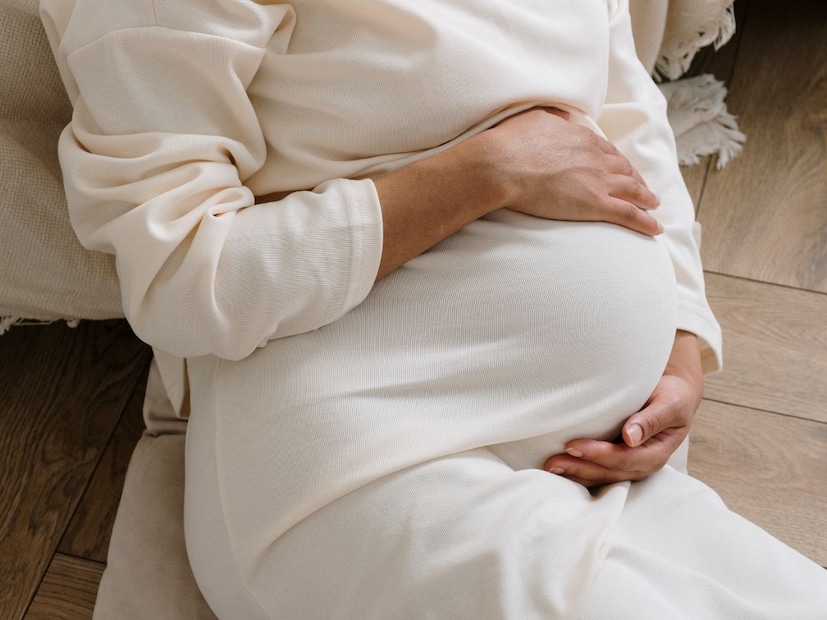 हाडे मजबूत होतील : गरोदरपणात मखाना खाल्ल्याने शरीर मजबूत होते. मखाना कॅल्शियमचा चांगला स्रोत आहे. त्यामुळे ते हाडे मजबूत करण्याचे काम करते. गरोदरपणात मखाना खाल्ल्याने गर्भधारणा आणि प्रसूतीमुळे होणाऱ्या हाडे आणि सांधेदुखीच्या समस्येपासून आराम मिळतो. यासाठी तुपात तळून मखणा खाल्ल्यास अधिक फायदा होईल. 