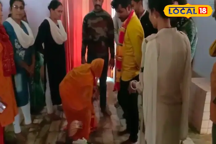 यानंतर या दोन्ही प्रेमीयुगुलांना तयार करण्यात आले. मग त्यांच्या कुटुंबीयांना बोलावण्यात आले. मात्र, प्रियकर अमित लग्नास नकार देत राहिला. असे असतानाही पोलीस ठाणे प्रभारींच्या पुढाकाराने या तरुणाला लग्नासाठी तयार करण्यात आले. यानंतर हिंदू रीतिरिवाजानुसार हार घालून सुंदरदान करण्यात आले. त्यानंतर शिवमंदिरात विवाह पार पडला. या लग्नाची सर्वत्र चर्चा होत आहे. 