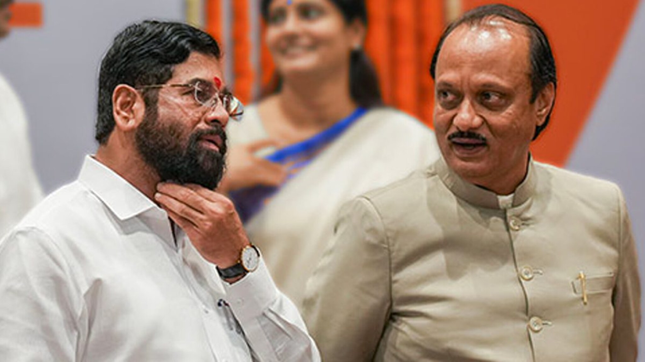 Maharashtra politics : 'त्या' लोकसभेच्या जागेवरून महायुतीमधील अंतर्गत वाद चव्हाट्यावर, मंत्र्याचा पुतण्या 3 हजार गाड्यांचा ताफा घेऊन मुंबईला रवाना