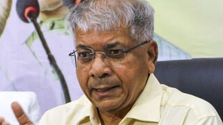 प्रकाश आंबेडकरांविरोधात काँग्रेसने उमेदवार दिला, अकोल्यात होणार तिरंगी सामना प्रकाश आंबेडकरांविरोधात काँग्रेसने उमेदवार दिला, अकोल्यात होणार तिरंगी सामना