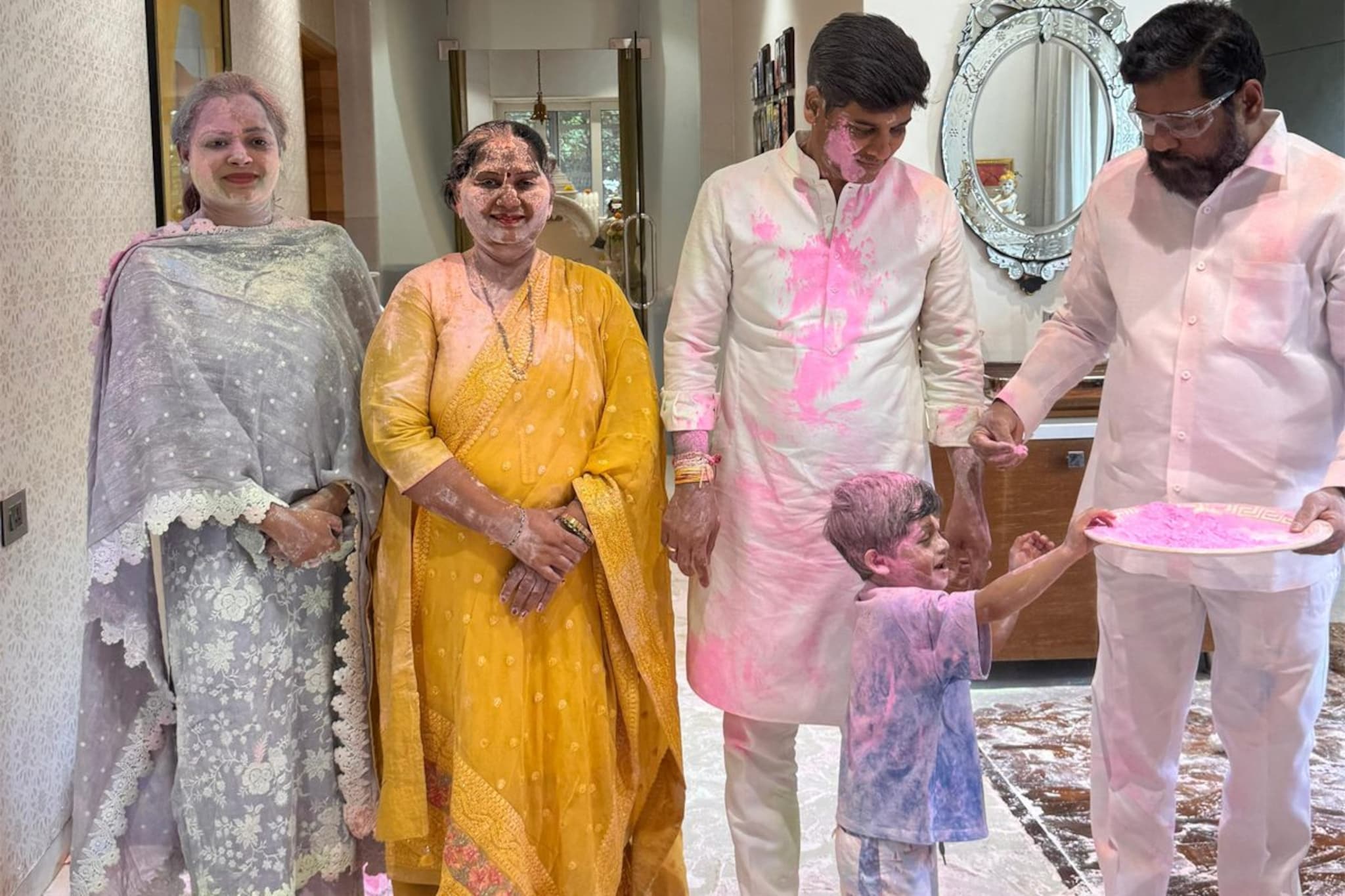 नातवाच्या हट्टासाठी मुख्यमंत्रीही झाले तयार; शिंदे कुटुंबाचं होळी सेलिब्रेशन