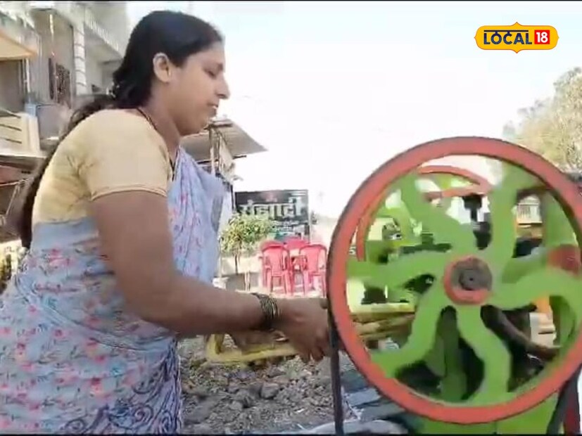 रिता पाखरे या कुंभार पिंपळगाव या गावच्या रहिवाशी आहेत. कोरोना आधी त्या गृहिणी म्हणून घरचीच कामे करायच्या. मात्र, कोरोना आल्यानंतर कमाईचे साधन पूर्णपणे बंद झाली. त्यामुळे अनेक दिवस त्यांना संघर्ष करावा लागला.