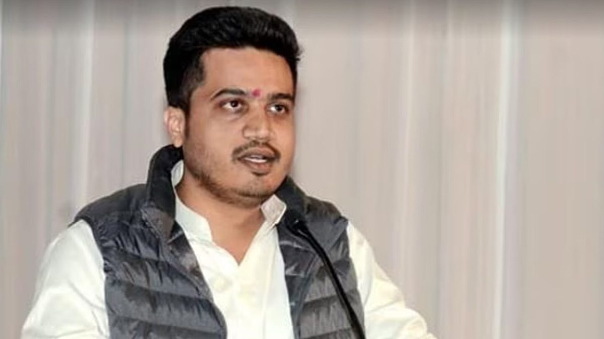 'मला मतदारसंघात अडकवण्यासाठी...'; रोहित पवारांचा विरोधकांवर जोरदार हल्लाबोल