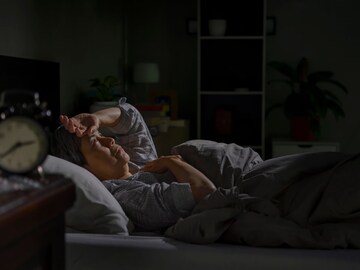 झोपच नीट लागत नाही? शांत निद्रेसाठी म्हणावे हे प्रभावी मंत्र, वाईट स्वप्ने टळतात झोपच नीट लागत नाही? शांत निद्रेसाठी म्हणावे हे प्रभावी मंत्र, वाईट स्वप्ने टळतात