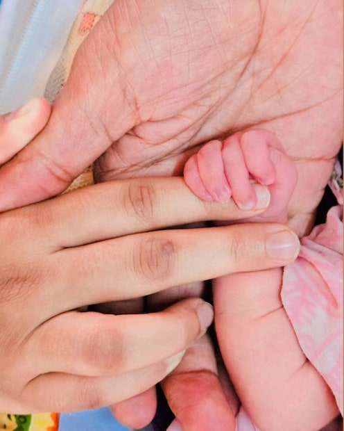 या जोडप्यावर आनंदाचा वर्षाव होतोय. 