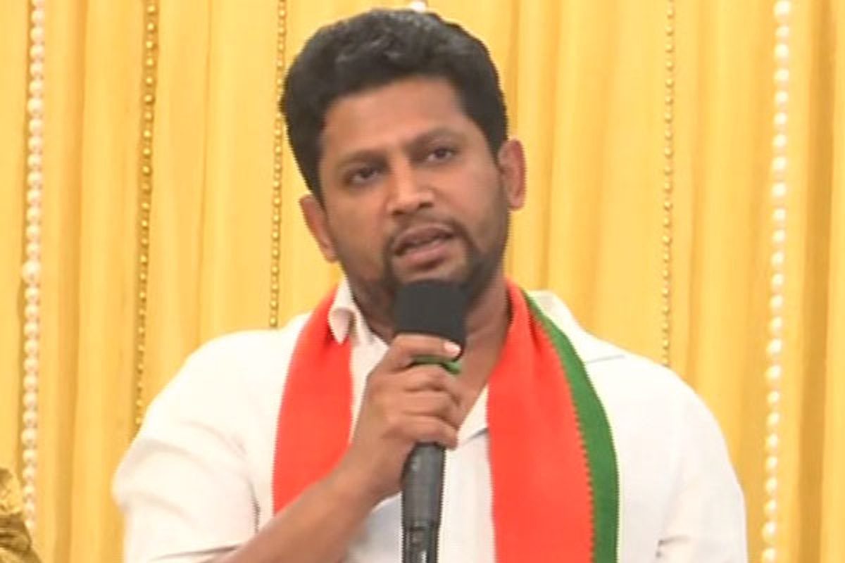 जब मैं कुछ पकाने लगता हूं तो कोई बर्तन को लात मार देता है, सुजय विखे का बयान चर्चा में जब मैं कुछ पकाने लगता हूं तो कोई बर्तन को लात मार देता है, सुजय विखे का बयान चर्चा में