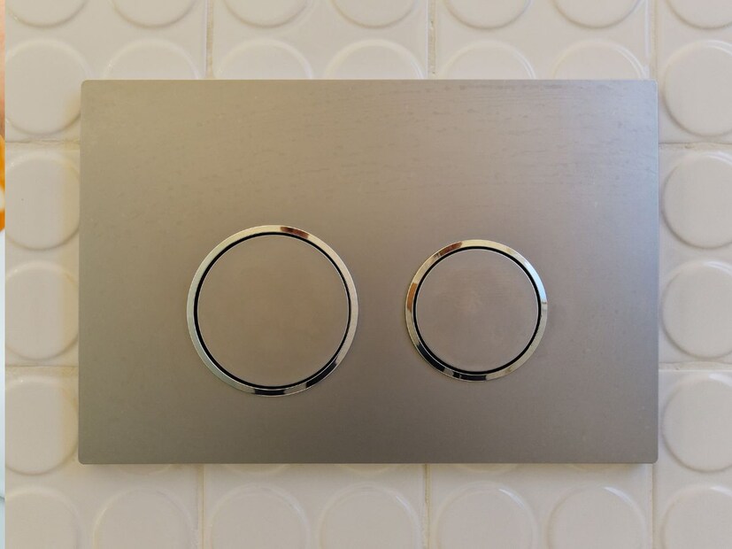 मॉडर्न टॉयलेट्समध्ये असे दोन फ्लश बटण असतात. यातील एक बटण एक्झिट वॉल्व्हशी जोडलेला असतो. मोठं बटण प्रेस केल्यावर जवळपास 6 लीटर पाणी निघतं तर छोटं बटण दाबल्यावर 3 ते 4.5 लीटर पाणी निघतं.