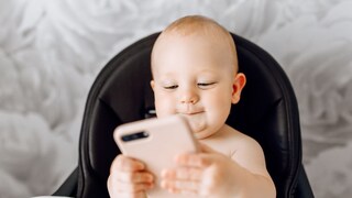 मोबाईल दाखवल्याशिवाय मुलं जेवत नाहीत, 2 सोप्या टिप्समुळे सुटेल सवय मोबाईल दाखवल्याशिवाय मुलं जेवत नाहीत, 2 सोप्या टिप्समुळे सुटेल सवय