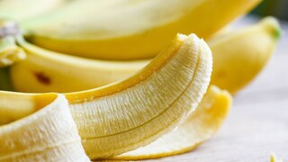 केळी खाण्याचे खूप फायदे असले, तरी कधीकधी ते आरोग्यासाठी नुकसानकारक ठरू शकतं, ते आरोग्यास हानी पोहोचवू शकतं. यामुळेच आयुर्वेदाने काही जणांना केळी खाण्यास मनाई केली आहे. कोणी चुकूनही केळी खाऊ नयेत, याबद्दल जाणून घेऊ या.
केळी खाण्याचे खूप फायदे असले, तरी कधीकधी ते आरोग्यासाठी नुकसानकारक ठरू शकतं, ते आरोग्यास हानी पोहोचवू शकतं. यामुळेच आयुर्वेदाने काही जणांना केळी खाण्यास मनाई केली आहे. कोणी चुकूनही केळी खाऊ नयेत, याबद्दल जाणून घेऊ या.