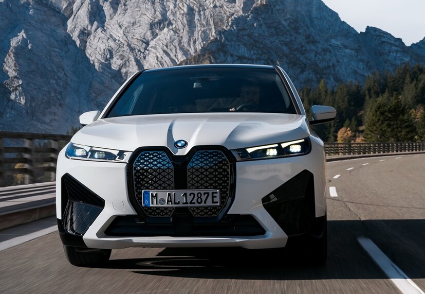 तर iX xDrive 50 आणि xDrive40 कमोबेश एक सारखे दिसतात. यासोबतच यामध्ये जवळपास एक सारखे फीचर्स आणि सेफ्टी किट करण्यात आले आहेत. 