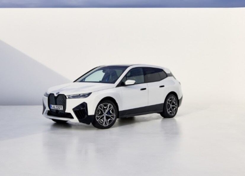 BMWने म्हटलं की, 195kW DC चार्जरच्या माध्यमातून 35 मिनिटात याची बॅटरी 10-18 टक्के चार्ज केली जाऊ शकते. तर 50kW DCच्या माध्यमातून 97 मिनिटांत,  22kW AC चार्जरच्या माध्यमातून 5.5 तासात आणि  11kW AC चार्जरच्या माध्यमातून 11 तासात एवढी चार्जिंग केली जाऊ शकते.
