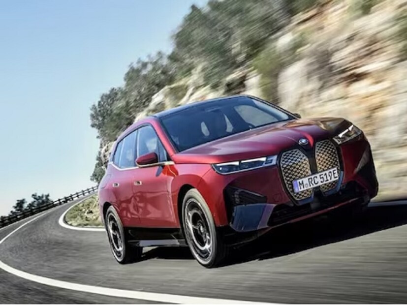iX xDrive 50  मध्ये नवीन 22-इंच अलॉय व्हील्स आणि अडाप्टिव्ह सस्पेंशन स्टँडर्ड म्हणून देण्यात आलेय. तर लेजरलाइट हायलाइट्स, टायटेनियम ब्रॉन्ज एक्सटीरियर फिनिश आणि अॅक्टिव्ह सीट व्हेंटिलेशन ऑप्शनल म्हणून ऑफर केले जातील.