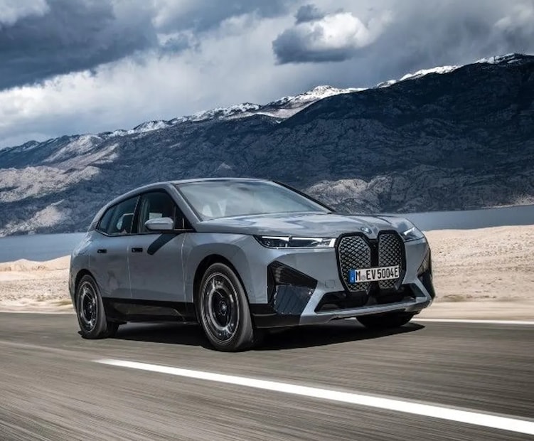 नावावरुनच समजू शकतं की, iX xDrive50 में 111.5kWh बॅटरी पॅक देण्यात आलंय. याची  WLTP-सर्टिफाइड रेंज 635km आहे. येथे प्रत्येक एक्सलवर दोन इलेक्ट्रिक मोटर देण्यात आलेय. जे ऑल व्हील ड्राइव्हच्या माध्यमातून कंबाइंड 523hp ची पॉवर आणि 765Nm चं पीक टॉर्क जनरेट करते. ही ऑल-इलेक्ट्रिक SUV केवळ 4.6 सेकेंड्समध्ये 100kph ची स्पीड पकडते.