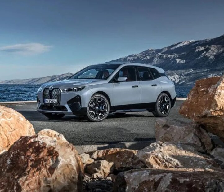 नवी दिल्ली : BMW ने भारतात iX चे नवीन हाय स्पेक व्हेरिएंट xDrive50 लॉन्च केलेय. याची एक्स-शोरुम किंत 1.40 कोटी रुपये ठेवण्यात आली आहे. या टॉप व्हेरिएंटमध्ये मोठी बॅटरी देण्यात आलीये. ज्यात जास्त रेंजही मिळेल. यासोबतच पॉवरफूल मोटर्सही देण्यात आलेय. iX xDrive40 च्या तुलनेत छोटे-मोठे बदल इंटीरियर आणि एक्सटीरियरमध्ये करण्यात आले आहेत. xDrive40  च्या तुलनेत  xDrive50 19 लाख रुपये जास्त महाग आहे.