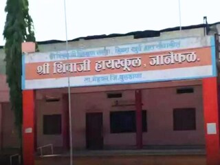 मुख्याध्यापकांनीच शाळेत उचललं टोकाचं पाऊल मुख्याध्यापकांनीच शाळेत उचललं टोकाचं पाऊल