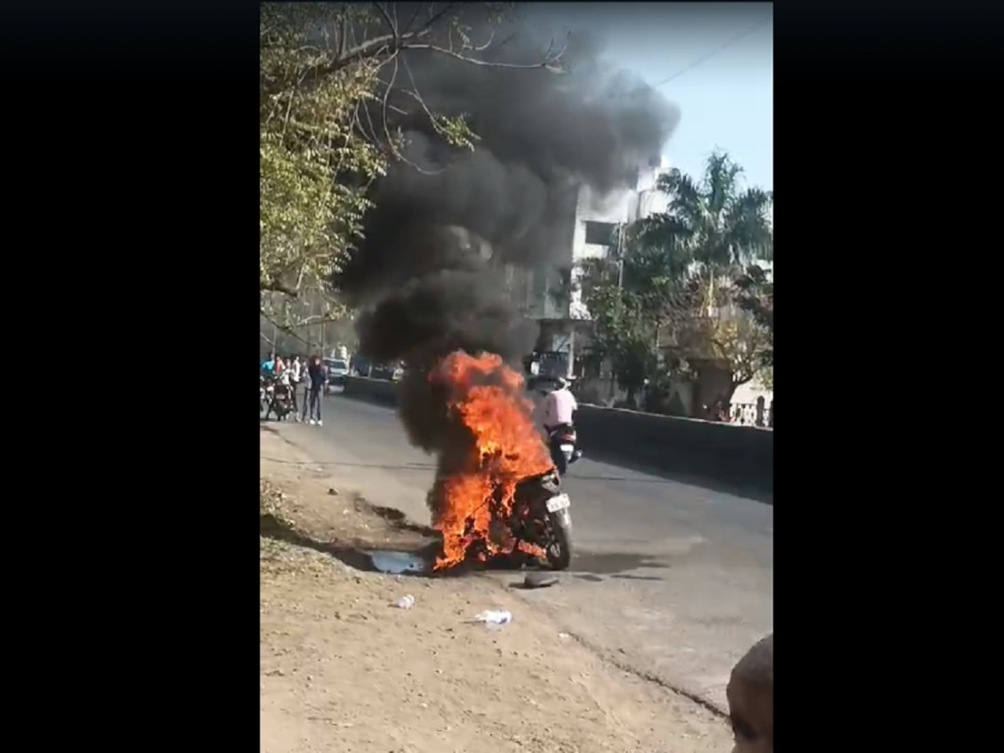 दैव बलवत्तर म्हणून...! बाईक पेटून खाक, चालकाला काहीच झालं नाही; थरारक VIDEO