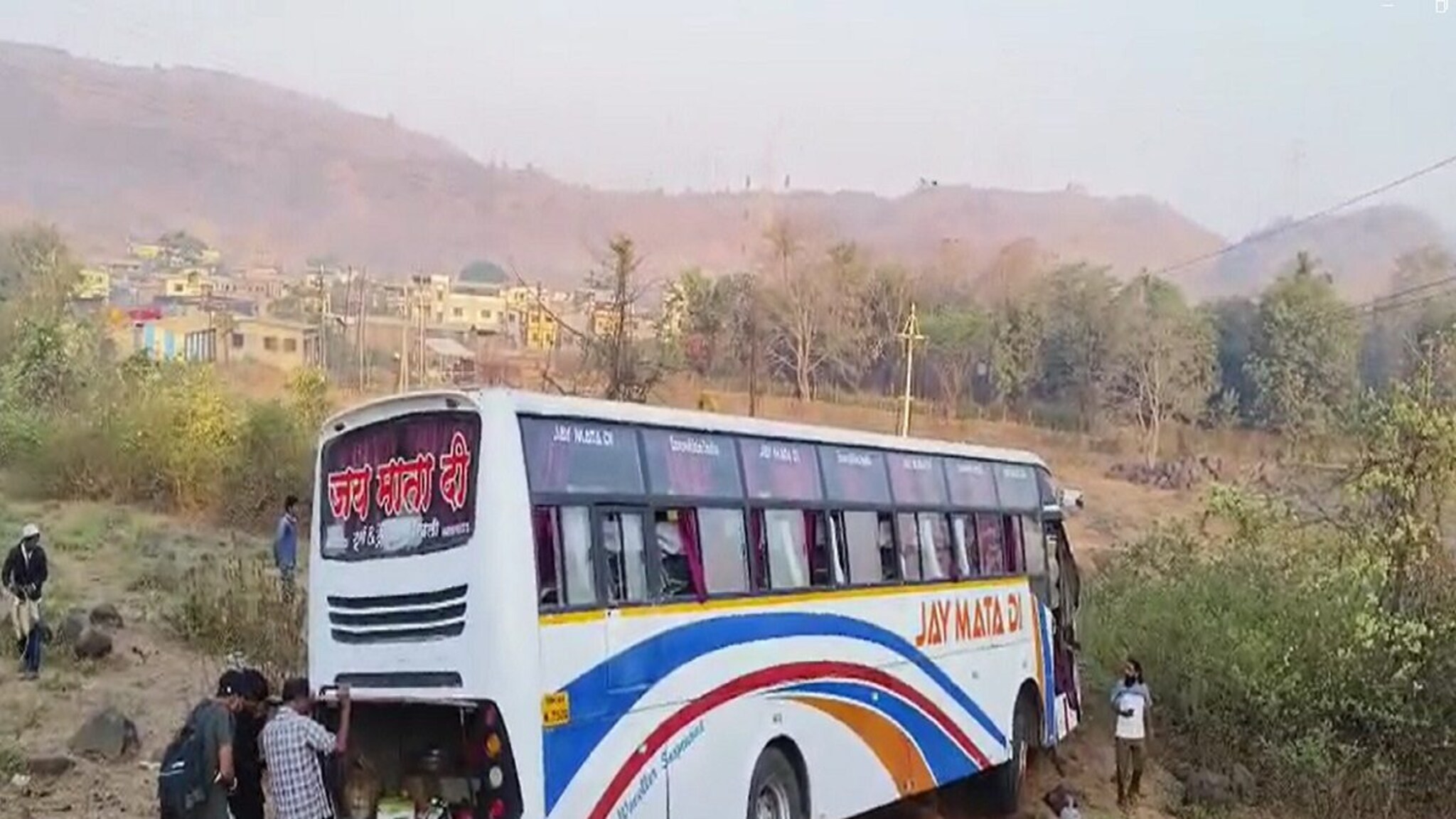 49 विद्यार्थ्यांना मृत्यूच्या दाढेतून वाचवलं अन् स्वत: गेला, खासगी बसला अपघात