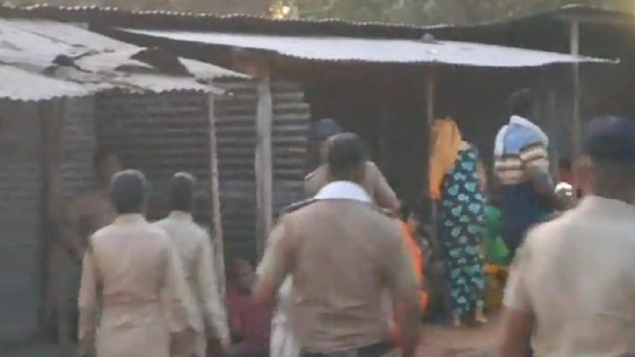 Crime : जळगावमध्ये जम्बो कुंटणखान्यावर छापा, 10 'डर्टी आंटी'सह 60 तरुणी ताब्यात