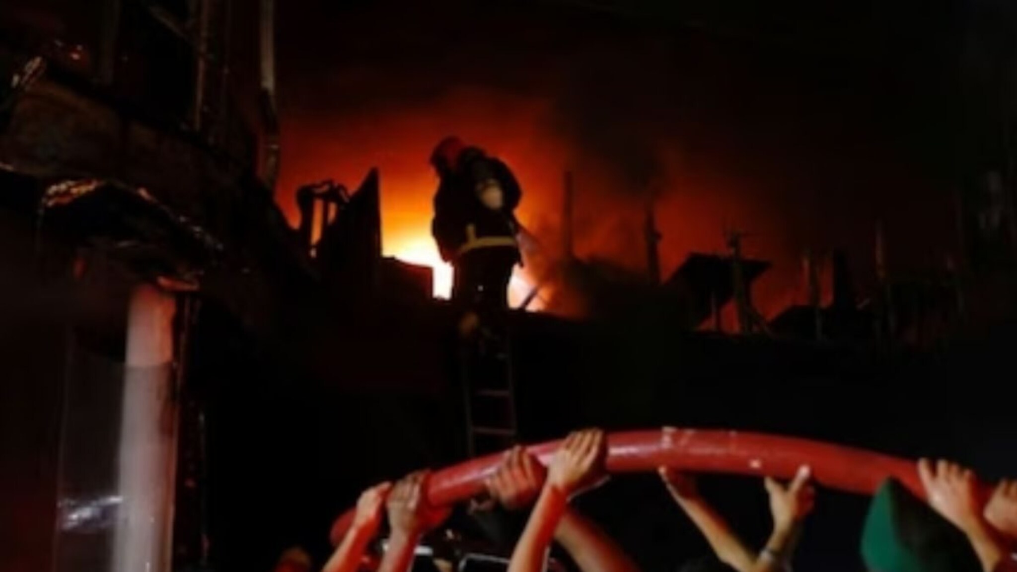 मोठी बातमी! इमारतीला भीषण आग; 43 जणांचा होरपळून मृत्यू, 22 जण गंभीर जखमी