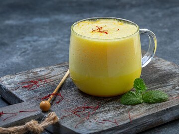 कमी वयात अशक्तपणामुळे त्रस्त आहात? मग रात्री झोपण्यापूर्वी दुधात हे मिसळून प्या