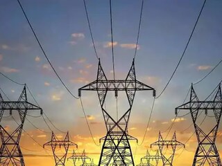 संपूर्ण कुटुंब हाय टेंशन वायरच्या संपर्कात