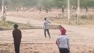 दगडाने खेळतात होळी 