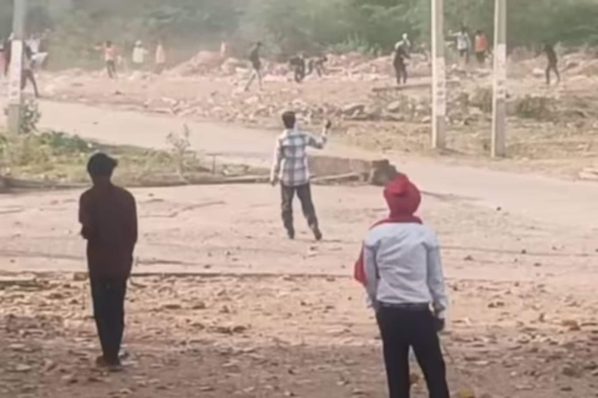 या गावात होळीला रंग नाही तर एकमेकांवर फेकतात दगड; 30 लोक पोहोचले रुग्णालयात