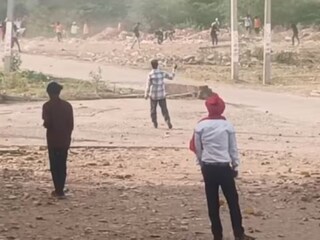 दगडाने खेळतात होळी 