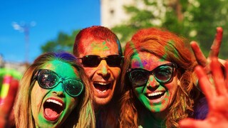 होळीला रंग खेळण्यापूर्वी अशी घ्या त्वचा, केस आणि डोळ्यांची काळजी; वापरा या खास टिप्स