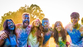 होळीला कपड्यांवर लागलेले रंग एका वॉशमध्येच निघतील, 3 सोप्या ट्रिक्स येतील कामी