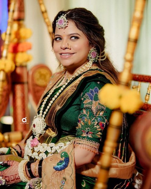 हिरवी कच्च साडी कार्तिकीनं नेसली होती. फुलांचे दागिने देखील परिधान केले होते. 