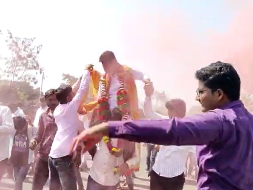 ऊसतोड कामगाराचा मुलगा डीवायएसपी झाला आहे. एका सामान्य कुटुंबातील मुलानं मिळवलेल्या या यशामुळे त्याची गावात ग्रामस्थांच्या वतीने जंगी मिरवणूक काढण्यात आली. 